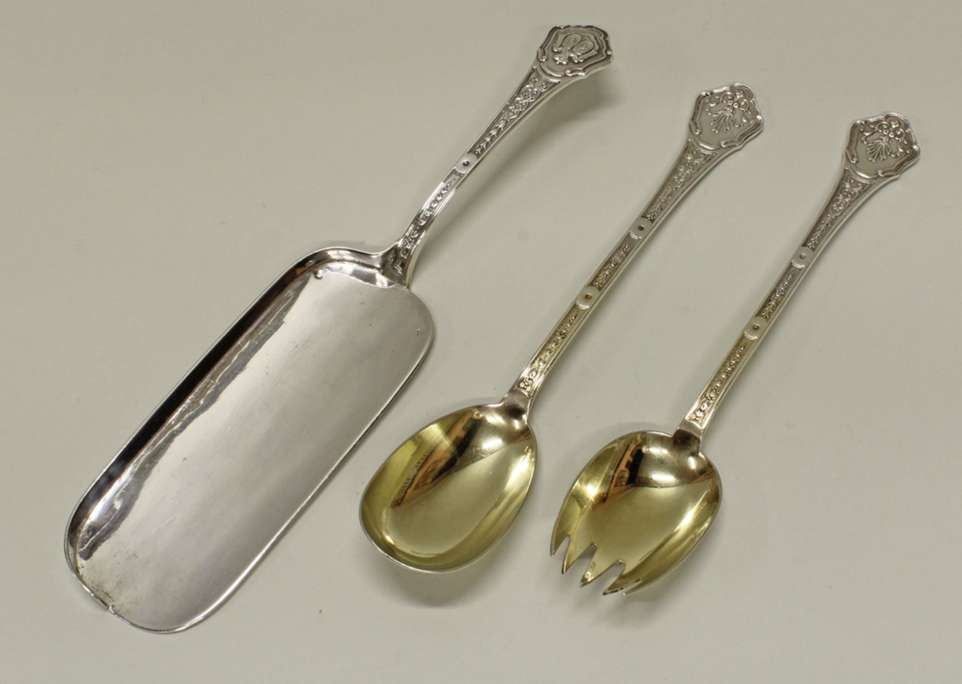 Salatbesteck, Tischschaufel, Silber 950, Paris, André Aucoc, Griffe mit Doppelwappen, teils vergold