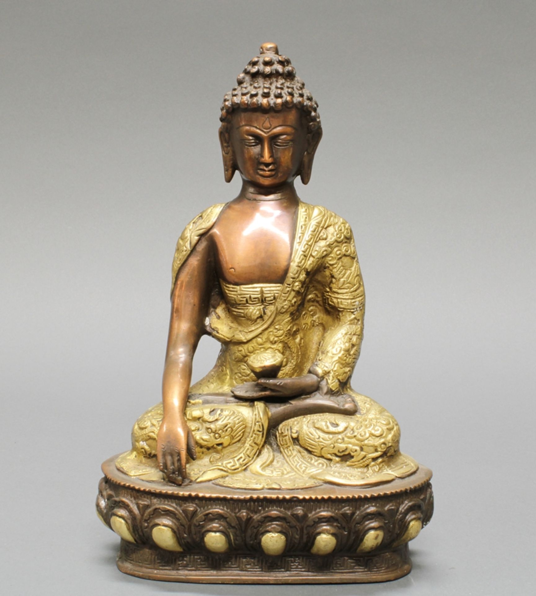 Sitzender Buddha, Nepal, 20. Jh., Messingbronze, teils vergoldet, die Hände in mudra, auf Lotossock