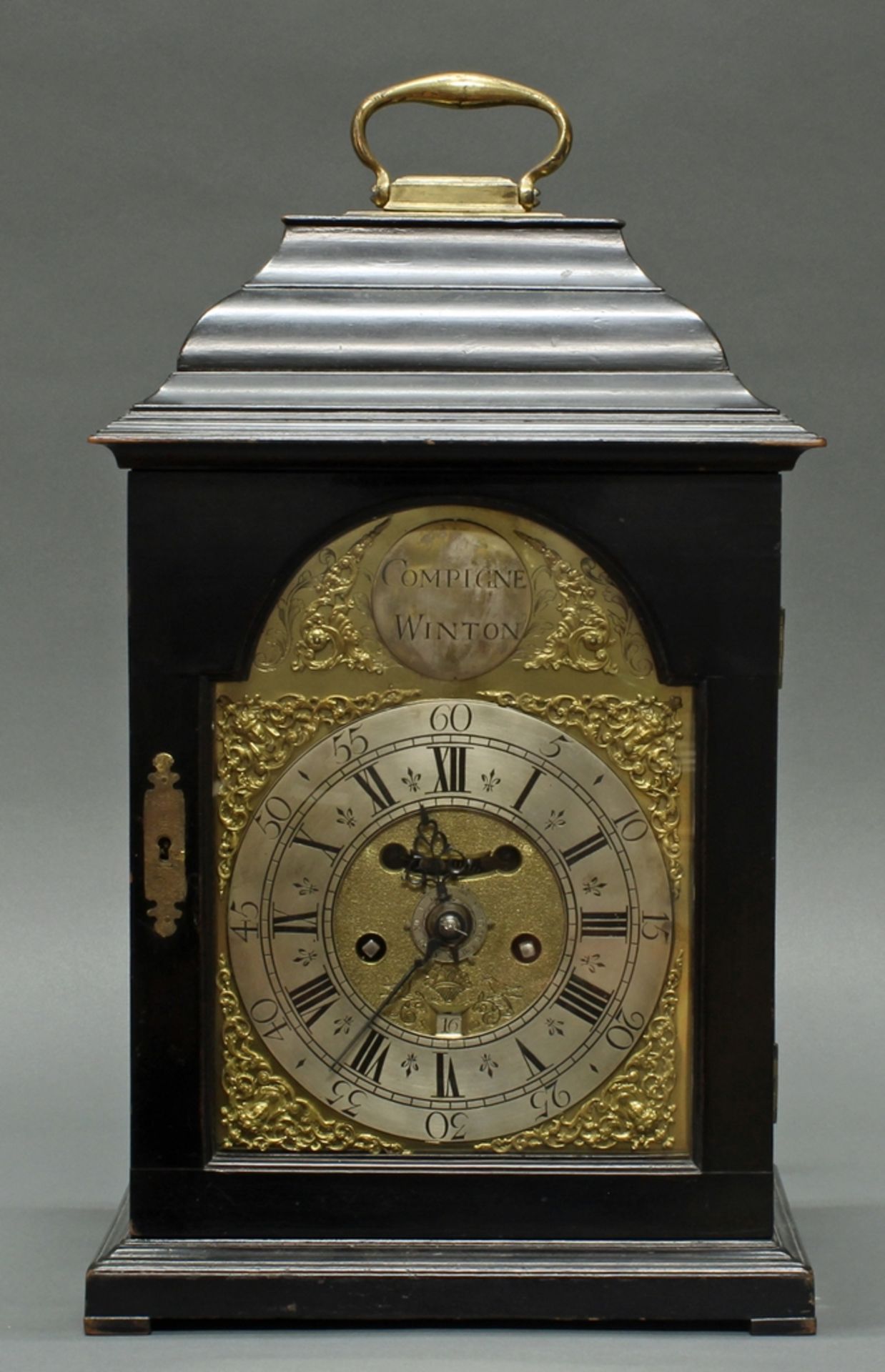 Bracket Clock, England, Mitte 18. Jh., Plakette im Bogenfeld und Werk, signiert Dav.Compigne, Winto