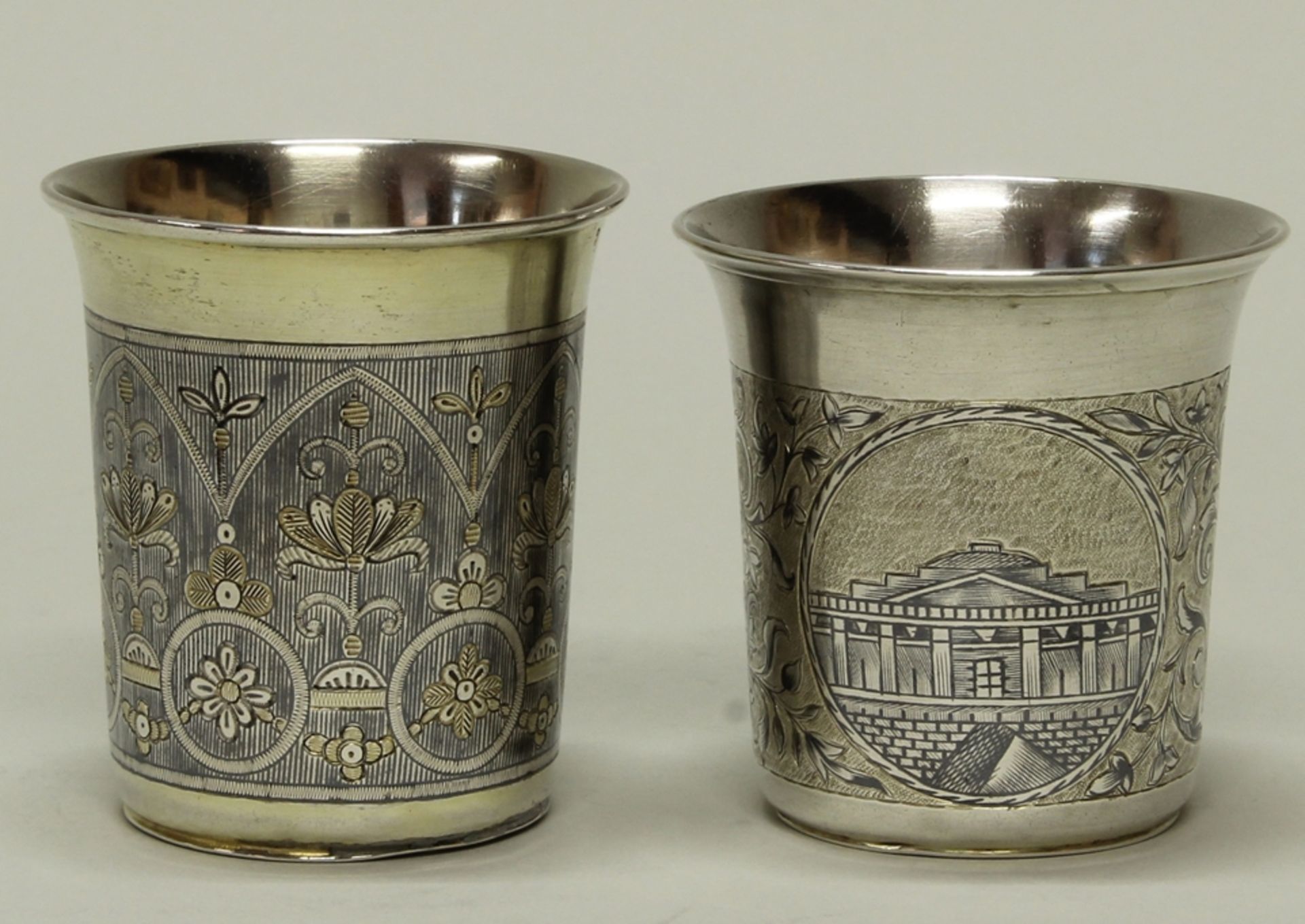 2 Becher, Silber 84er, Moskau, 1845, 1858, 1x Figuren bzw. Architektur in Medaillons, 1x floraler B