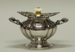 Zuckerdose, Silber 84er, Moskau, 1840, Handhaben mit Fratzen, teils vergoldet, Beinknauf, 10.5 cm h