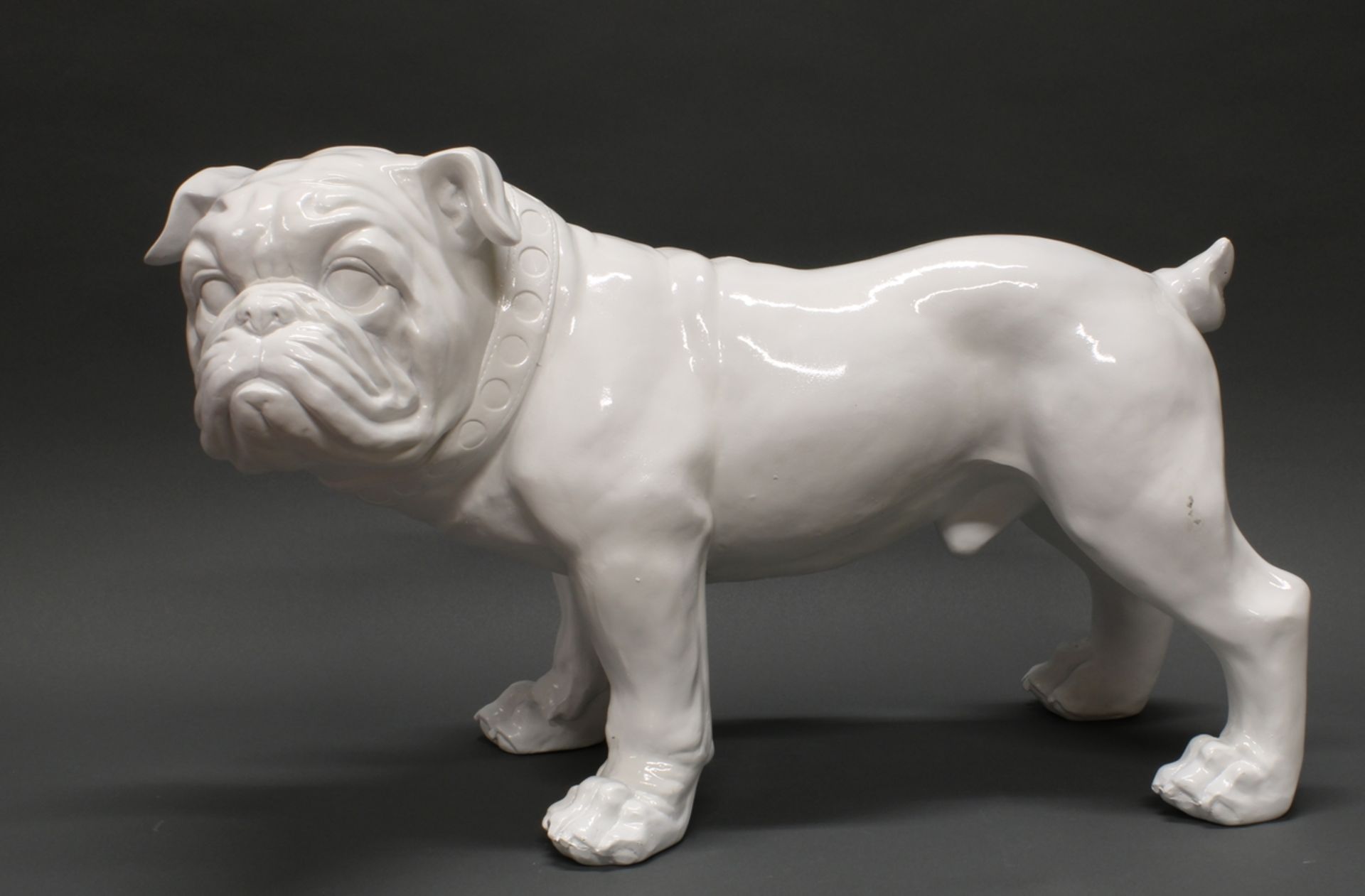 Dekofigur, "Hund Boxer", neuzeitlich, Pressmasse, weiss gefasst, 38 cm hoch