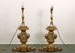 Paar Salonlampen, Barockstil, 20. Jh., Holz, goldbronziert, je einflammig, Lichtschirme, ca.118 cm 