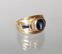 Ring, GG 585, oval facettierter Saphir, 4 Saphir-Carrées, 8 kleine Besatz-Diamanten, 12 g, RM 18