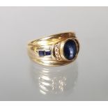 Ring, GG 585, oval facettierter Saphir, 4 Saphir-Carrées, 8 kleine Besatz-Diamanten, 12 g, RM 18