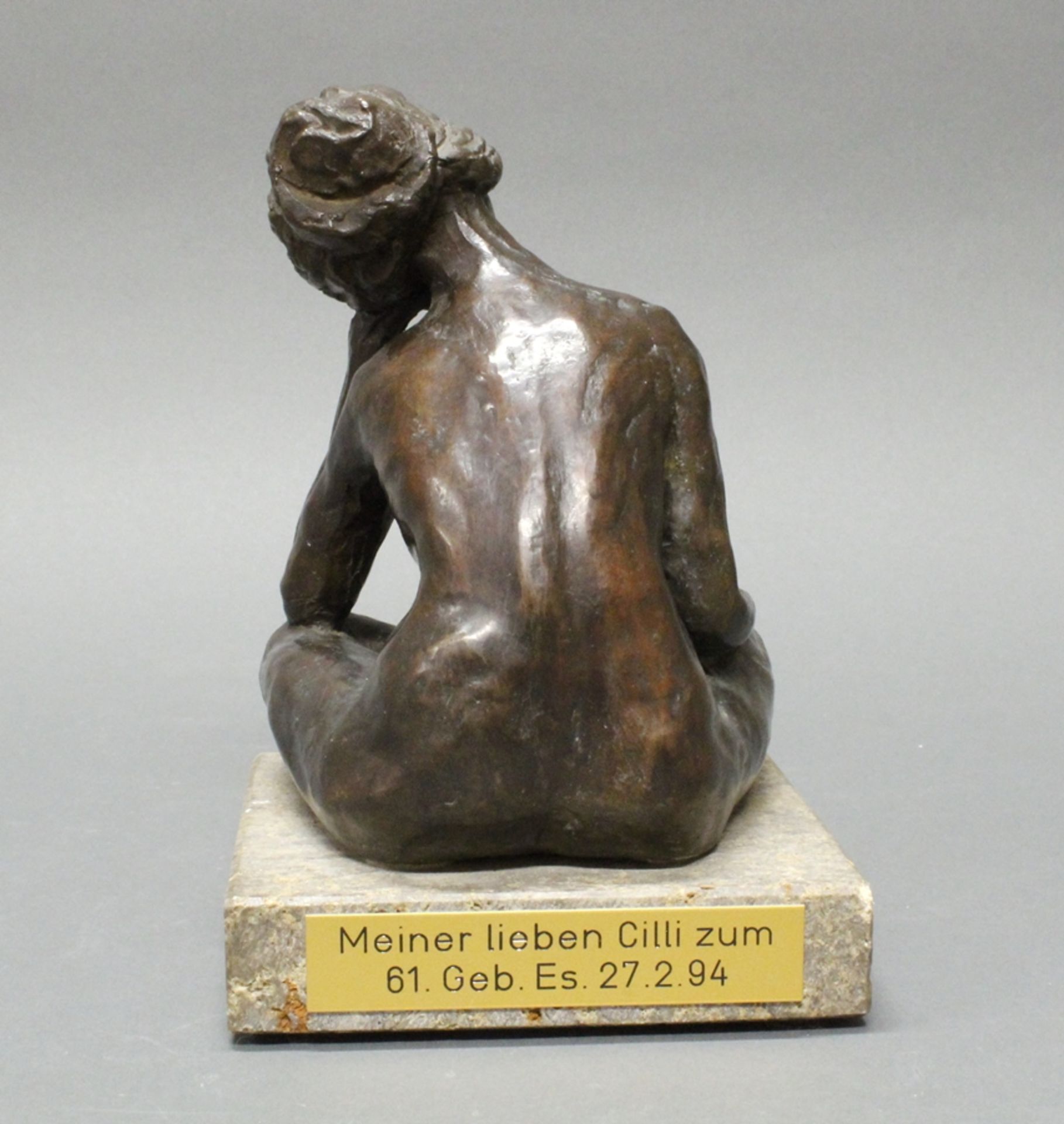 Bronze, dunkelbraun patiniert, "Sitzende", 20. Jh., auf Sockel, 17 cm bzw. 20 cm hoch, verso Metall - Image 3 of 4