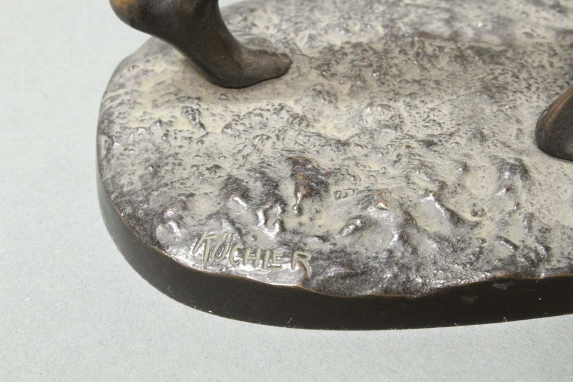 Bronze, schwarzbraun patiniert, "Marathonläufer", auf der Plinthe bezeichnet Küchler, H. 26 cm, lei - Image 5 of 5