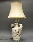 Salonlampe, "Zwei Pfauen", Balusterschaft aus Porzellan, einflammig, crèmefarbener Schirm, 105 cm h