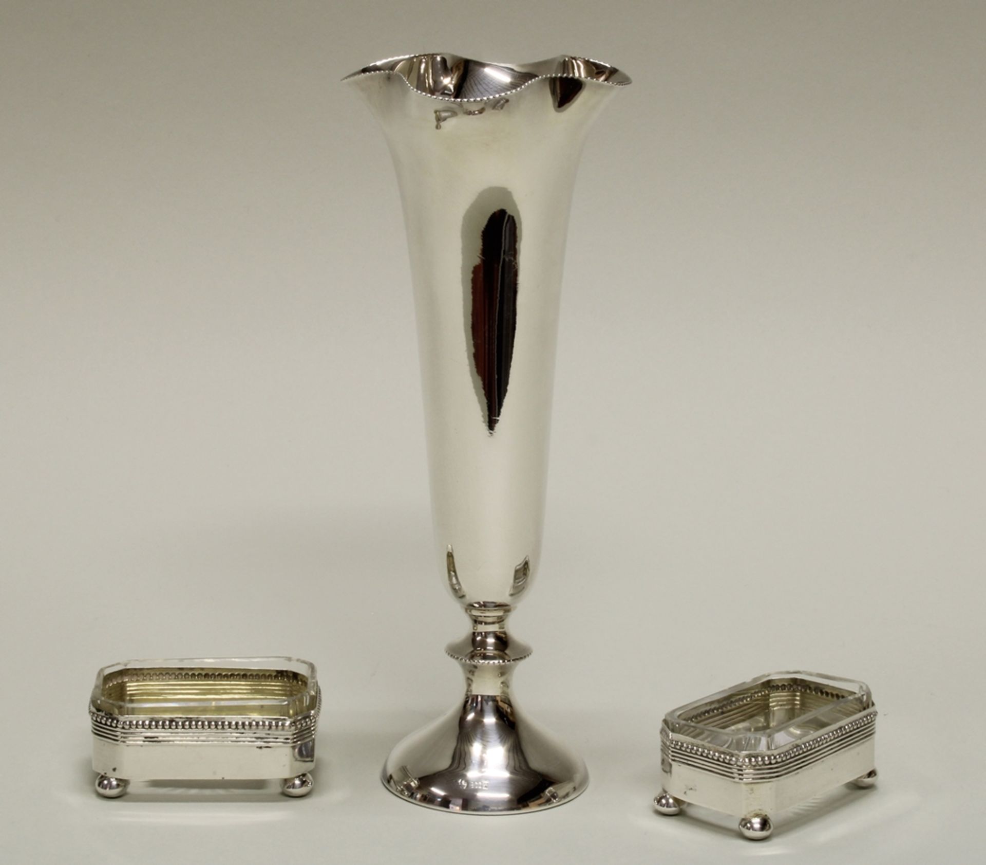 Paar Gewürzschälchen, Silber 800, deutsch, auf Kugelfüßchen, farblose Glaseinsätze, 2.8 x 6 x 3.8 c