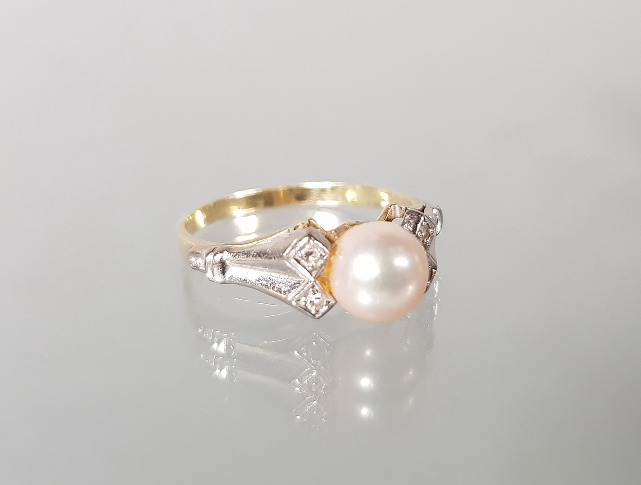 Ring, WG/GG 585, 1 Zuchtperle ø ca. 7.5 mm, 4 Besatz-Diamanten, 3 g, RM 19