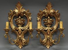 Paar Wandappliken, Italien, 20. Jh., Holz, Metall, goldbronziert, Barockform,  je zweiflammig, 48 c