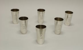 6 Becher, Silber 800, deutsch, glatt, graviertes Monogramm, 9 cm hoch, zus. ca. 415 g, leicht gedel