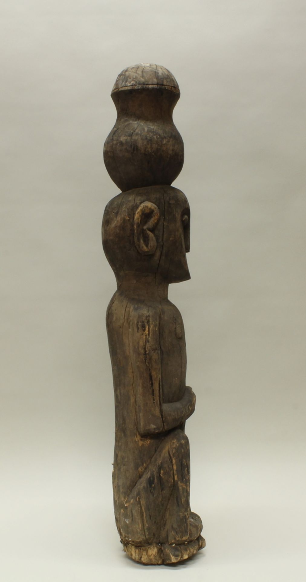 Hockende Figur (als Pfahl), wohl Borneo/Sumatra, Ozeanien, authentisch, Holz, ca. 99 cm hoch, Verwi - Image 4 of 4