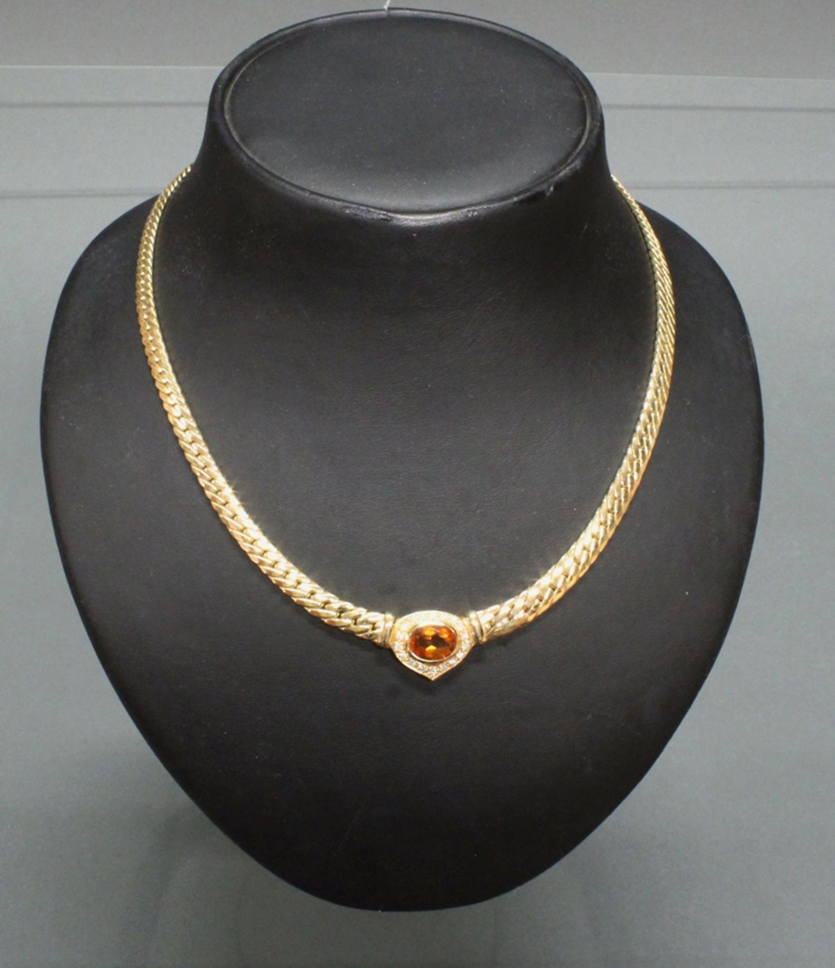 Collier, GG 585, oval facettierter Citrin, 18 Brillanten zus. ca. 0.18 ct., 41 cm lang, 18 g