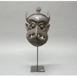 Tanzmaske, "Garuda", Tibet/Nepal, 20. Jh., Holz, geschnitzt, 31 cm hoch, Klebestelle, auf Metallstä