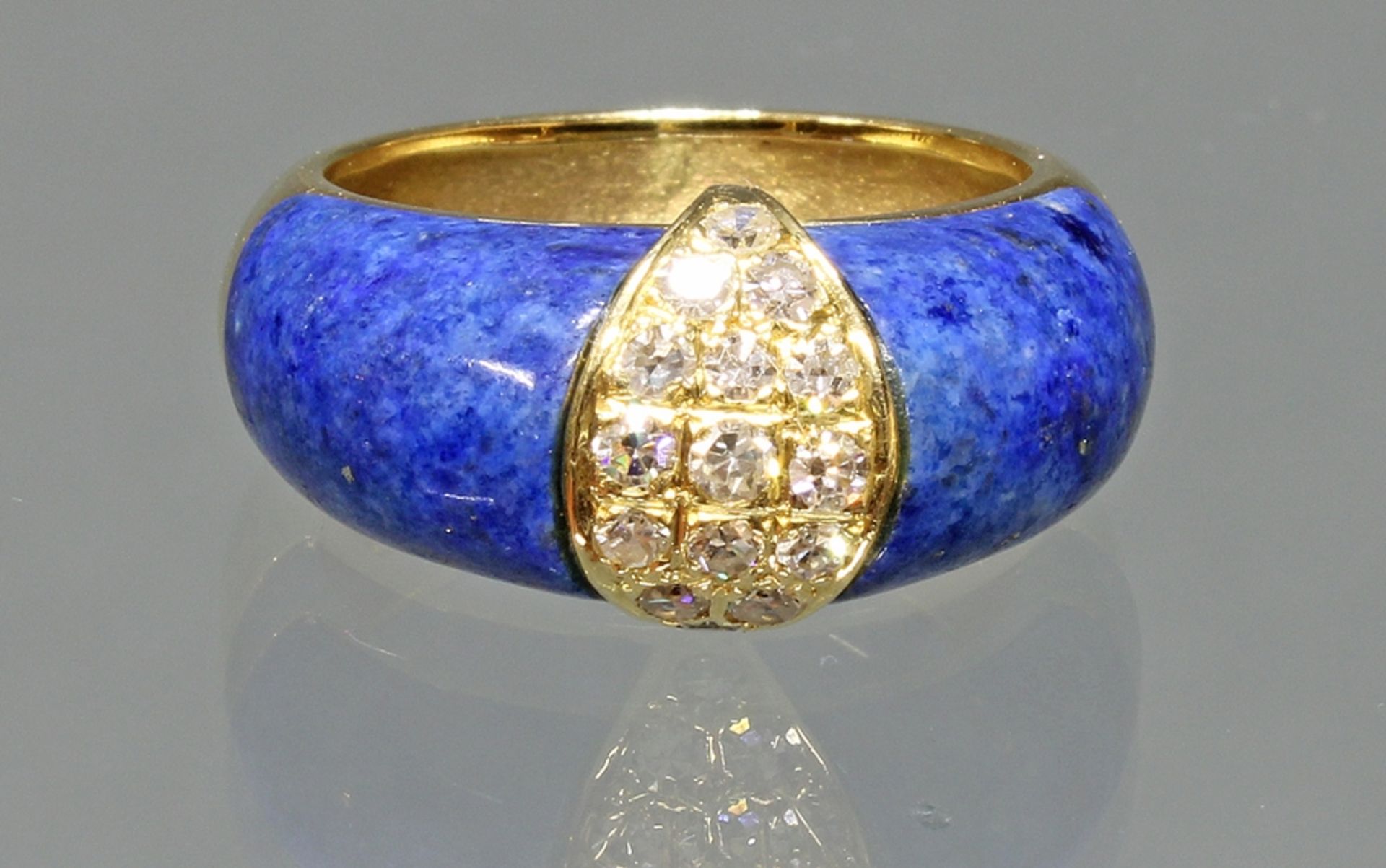 Ring, GG 750, 15 Brillanten zus. ca. 0.45 ct., Lapislazuli, 7 g, RM 16