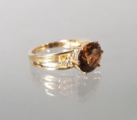 Ring, GG 585, oval facettierter Rauchtopas, 6 kleine Besatz-Diamanten, 5 g, RM 17.5