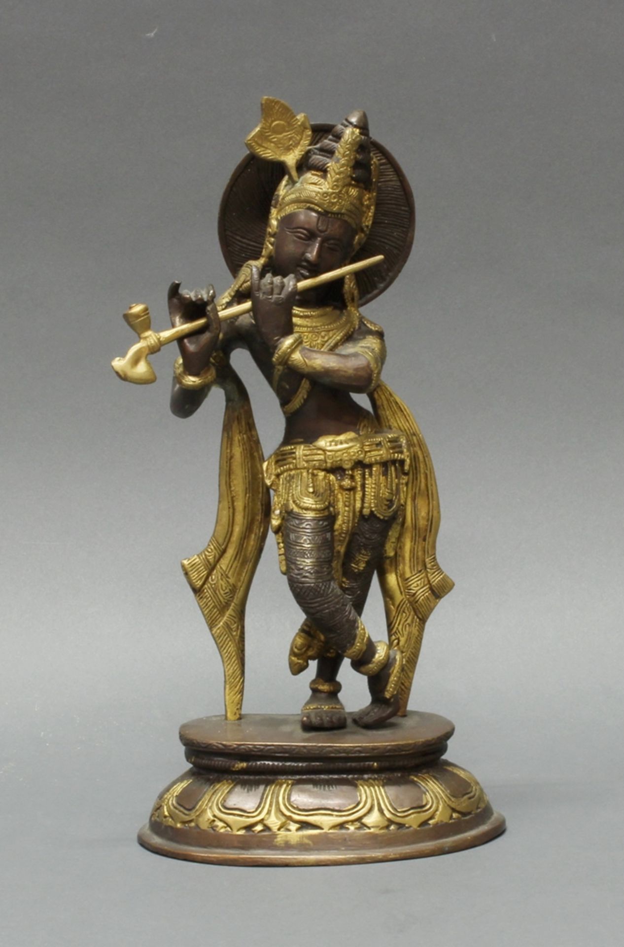 Figur, "Krishna mit Instrument", Indien, 20. Jh., Metall, patiniert, 29 cm hoch