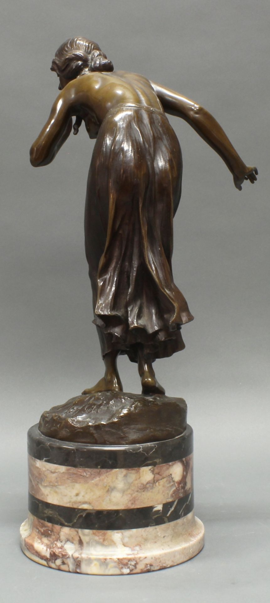 Bronze, dunkelbraun patiniert, "Lauschende", auf der Plinthe bezeichnet Götze, 43 cm bzw. 57 cm hoc - Image 2 of 3