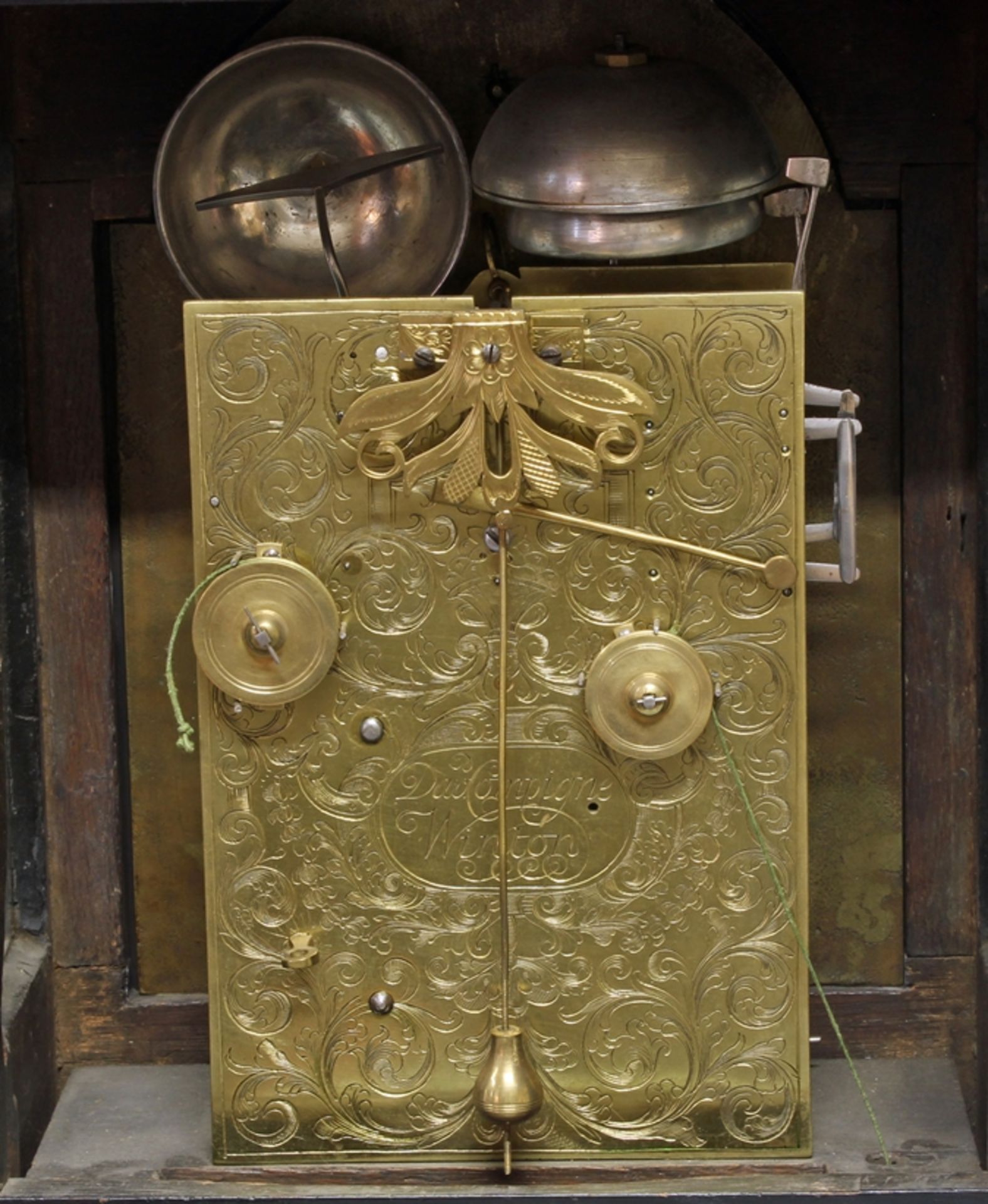 Bracket Clock, England, Mitte 18. Jh., Plakette im Bogenfeld und Werk, signiert Dav.Compigne, Winto - Bild 4 aus 4