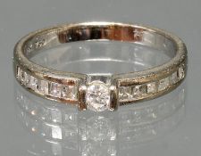 Ring, WG 750, 1 Brillant ca. 0.10 ct., 12 Diamanten im Square-Schliff, 3 g, RM 16.5
