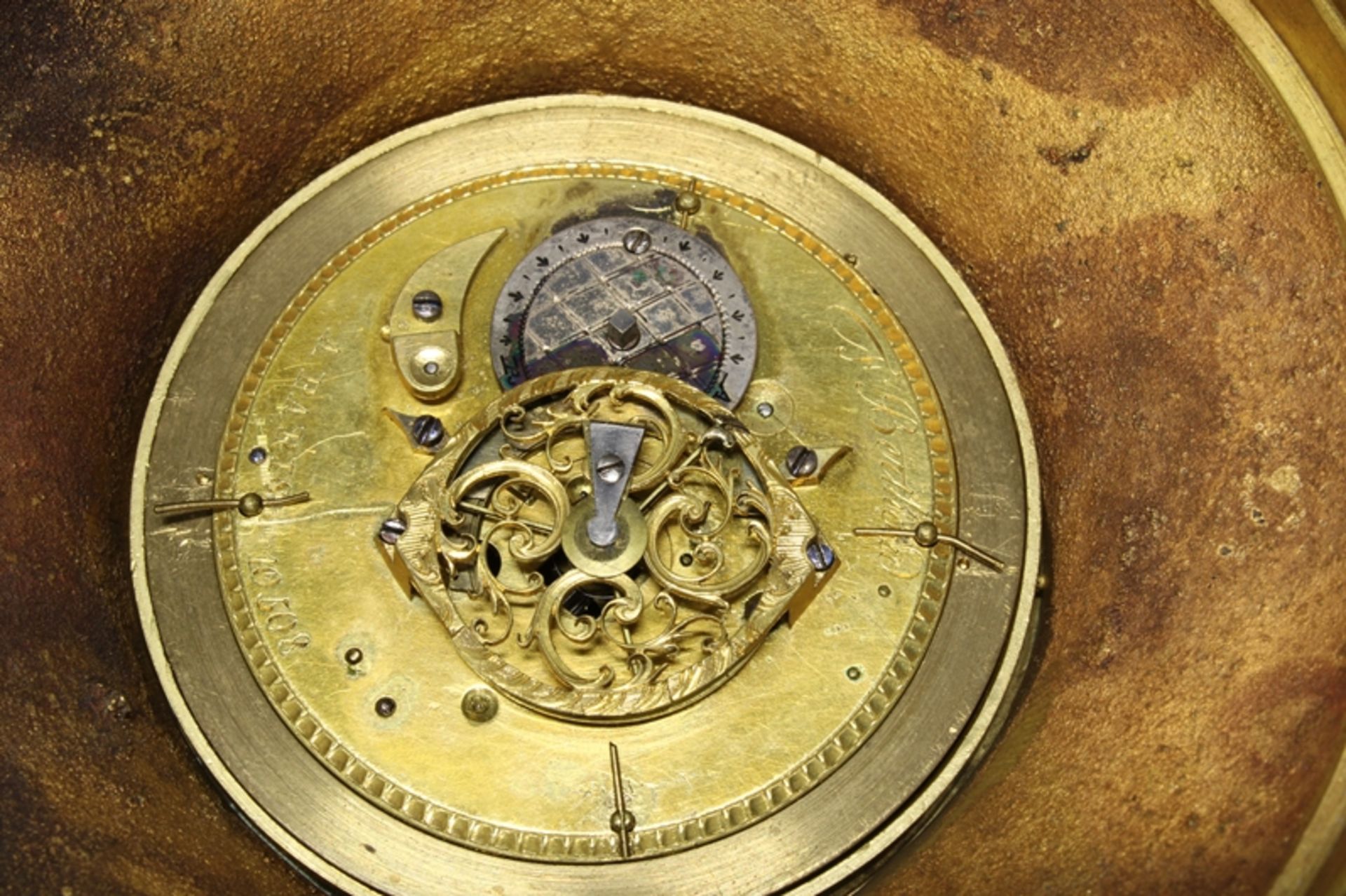 Kleine Empire Wanduhr, Marriage, Werk um 1790, Bronzegehäuse um 1850, 1-Tage-Spindelwerk mit Kette/ - Bild 4 aus 5