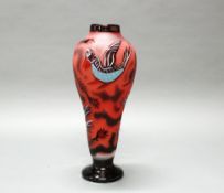 Vase, "Birds",  Kosta Boda Edition, Nr. 014002/60, Auflage 59/60, Glas, farbiger Dekor auf rotem Gr