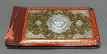 Fotoalbum, Persien, 1. Hälfte 20. Jh., Deckel aus Holz mit farbiger Lackmalerei, Emailplakette und 