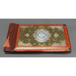 Fotoalbum, Persien, 1. Hälfte 20. Jh., Deckel aus Holz mit farbiger Lackmalerei, Emailplakette und