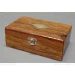 Schatulle, 20. Jh., Holz, Deckel mit Rauteneinlagen aus Messing, 7.5 x 20.5 x 12.5 cm