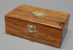 Schatulle, 20. Jh., Holz, Deckel mit Rauteneinlagen aus Messing, 7.5 x 20.5 x 12.5 cm