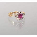 Ring, GG 750, 1 ovaler facettierter Rubin, 10 kleine Besatz-Diamanten, 3 g, RM 18
