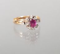 Ring, GG 750, 1 ovaler facettierter Rubin, 10 kleine Besatz-Diamanten, 3 g, RM 18