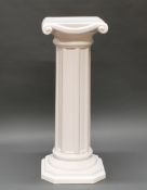 Säule, 20. Jh., Keramik, weiß, ionische Form, 68 cm hoch, Sockel mit Bestoßung