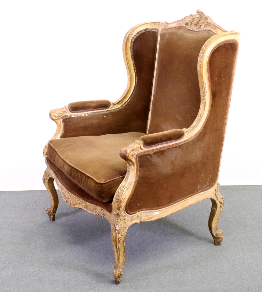 Louis Quinze-Fauteuil, wohl Nuss o. Buche geschnitzt, allseitig bezogen, 115 x 81 x 81 cm, starke G