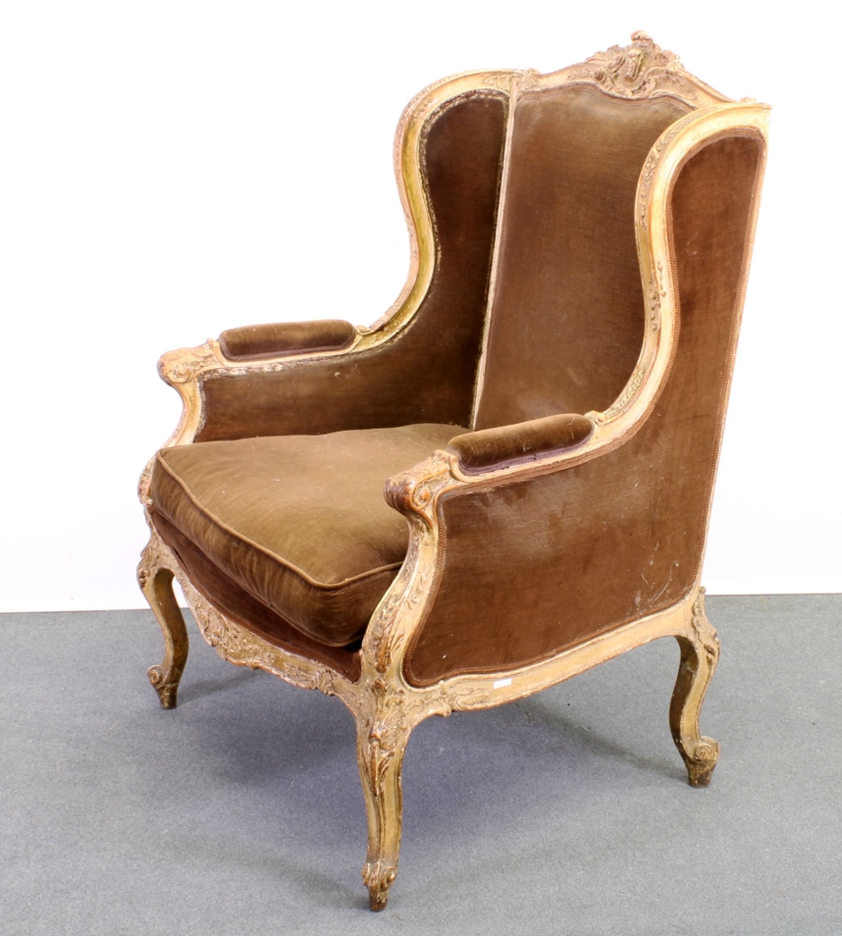 Louis Quinze-Fauteuil, wohl Nuss o. Buche geschnitzt, allseitig bezogen, 115 x 81 x 81 cm, starke G