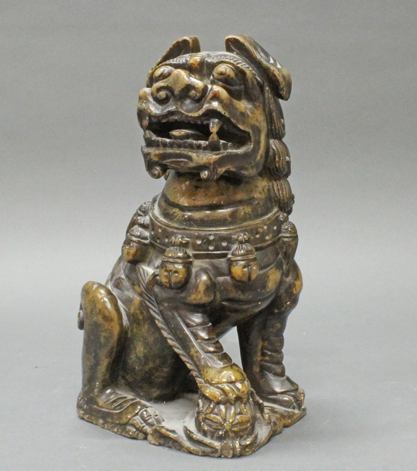 Figur, "Fo-Hund mit Brokat-Ball", China, um 1900, Speckstein, geschnitzt, 27 cm hoch, Bestoßungen, 
