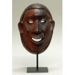 Anthropomorphe Maske, Makua, Mosambik, Afrika, Holz, beide Gesichtshälften unterschiedlich gefärbt