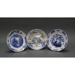 3 Teller, Delft, 18./19. Jh., Fayence, 2x Blaudekore, 1x polychrom, ø ca. 23.3 cm, kleine Randabpla