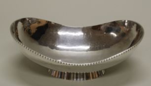 Schale, Silber 835, Wilhelm Binder, aufschwingende ovale Form auf Standring mit Zahnfries, 8.8 x 24
