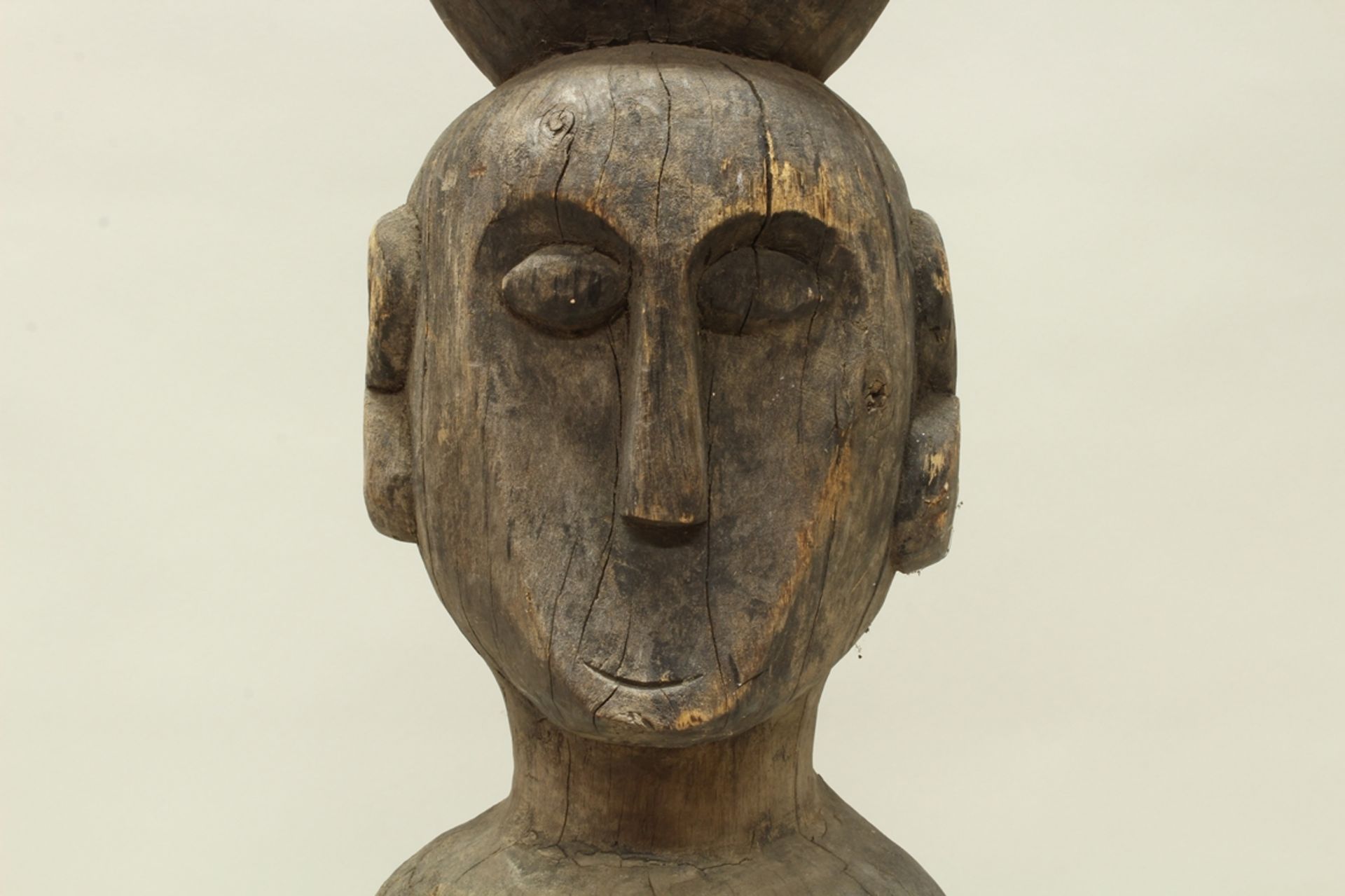 Hockende Figur (als Pfahl), wohl Borneo/Sumatra, Ozeanien, authentisch, Holz, ca. 99 cm hoch, Verwi - Image 2 of 4