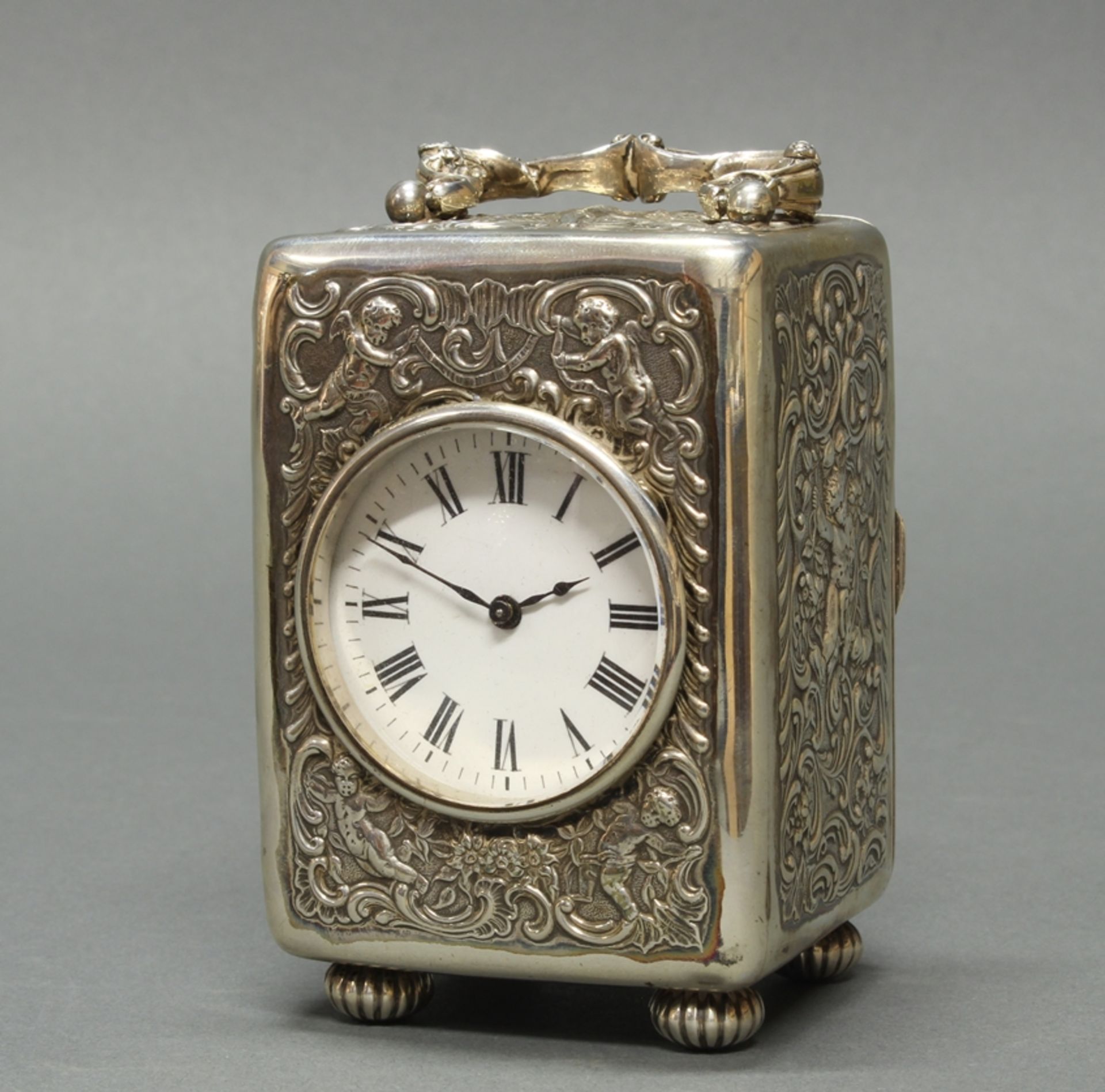 Reiseuhr, England, London, 1896, Silber 925, fünfseitig reliefierter Dekor, auf vier Quetschfüßchen