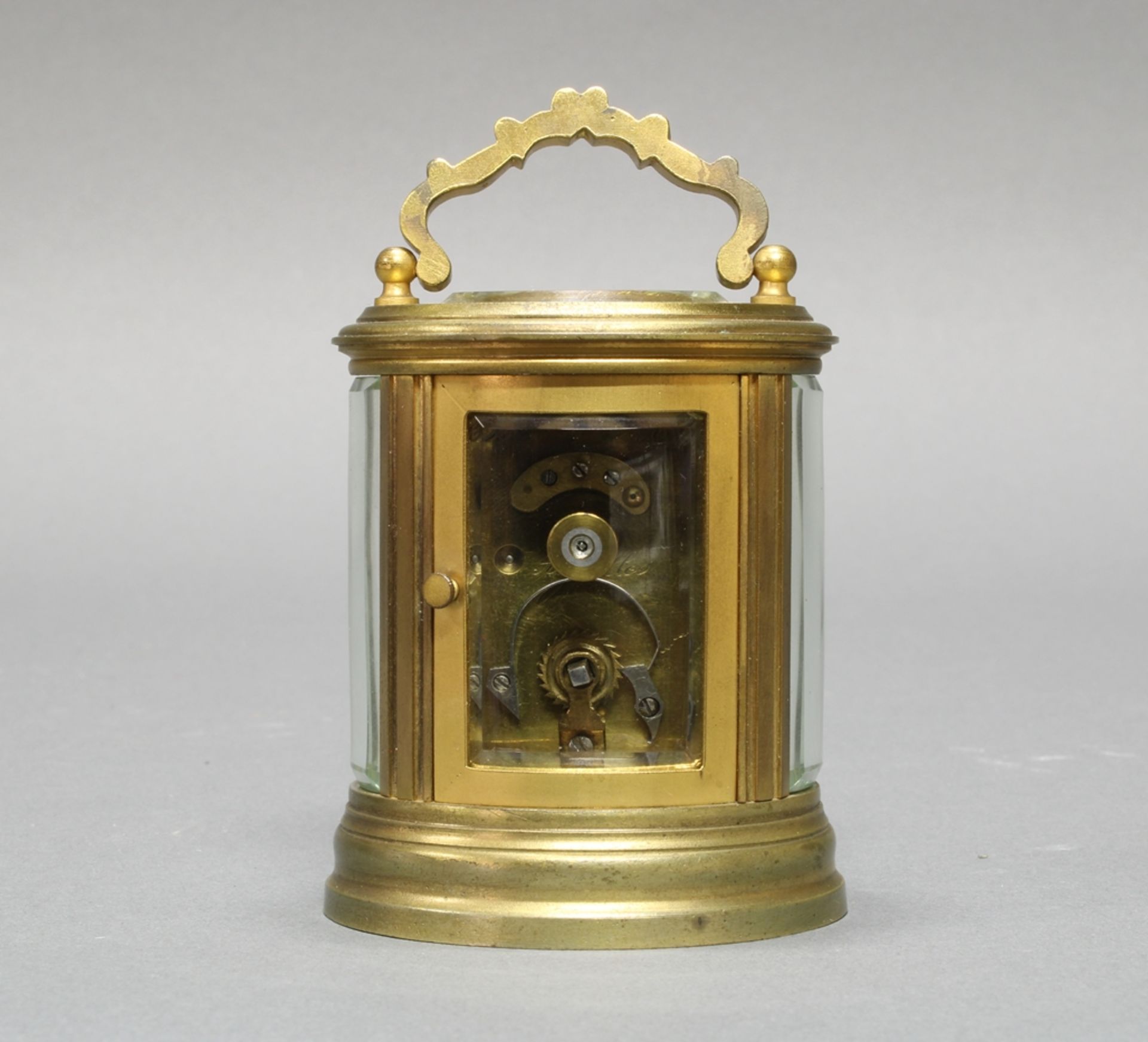 Miniatur-Reiseuhr, Frankreich, um 1870, ovales Messinggehäuse, fünfseitig verglast, weißes Email-Zi - Image 4 of 5