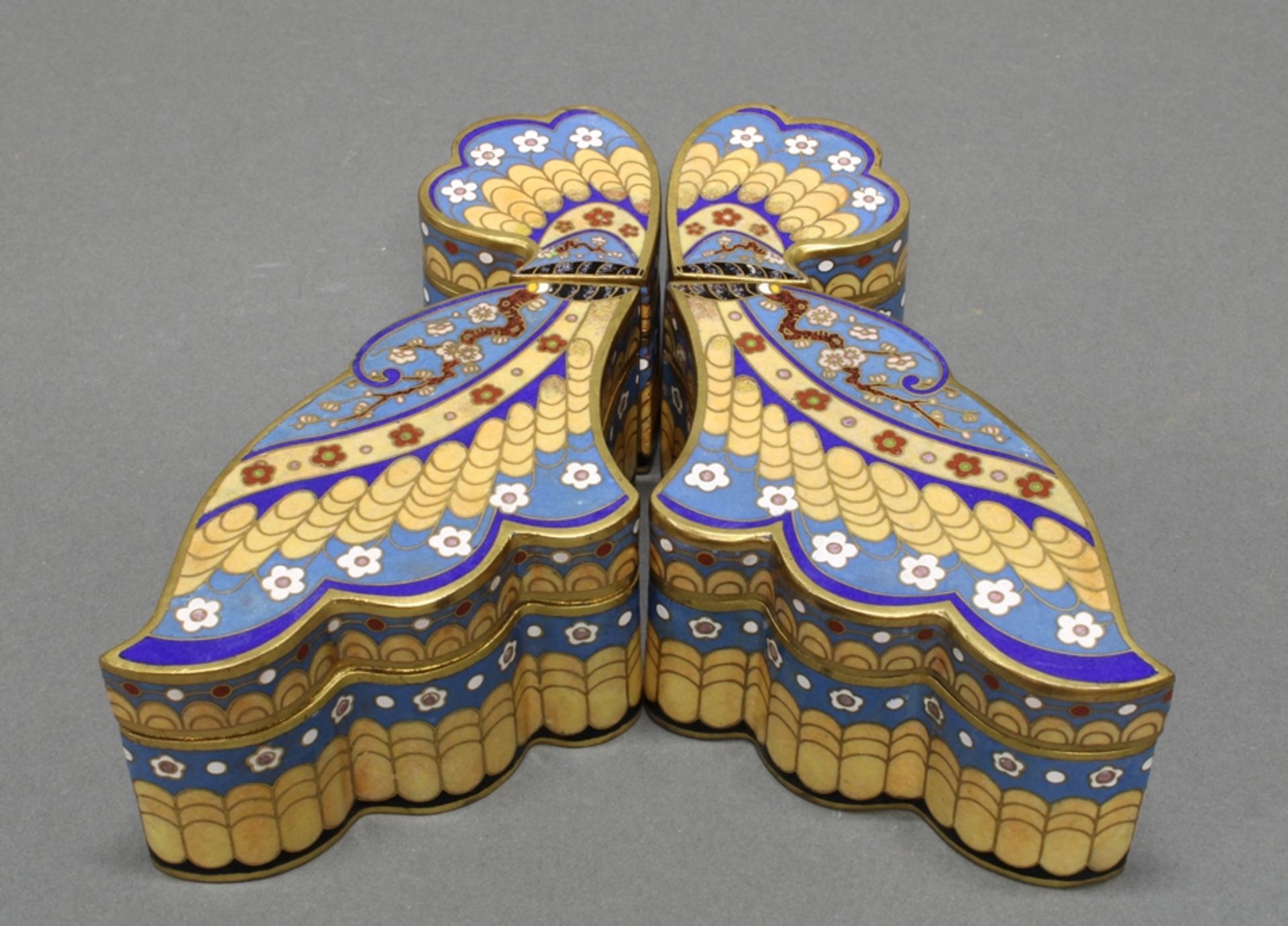 Deckeldose, "Schmetterling", wohl Frankreich, 20. Jh., Messing, farbiger Cloisonné-Dekor mit Blüten - Bild 2 aus 3