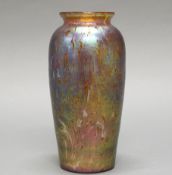 Vase, wohl Myra-Glas, 1930er Jahre, grünlich lüstrierend, 22.7 cm hoch, beschliffener Rand mit Chip