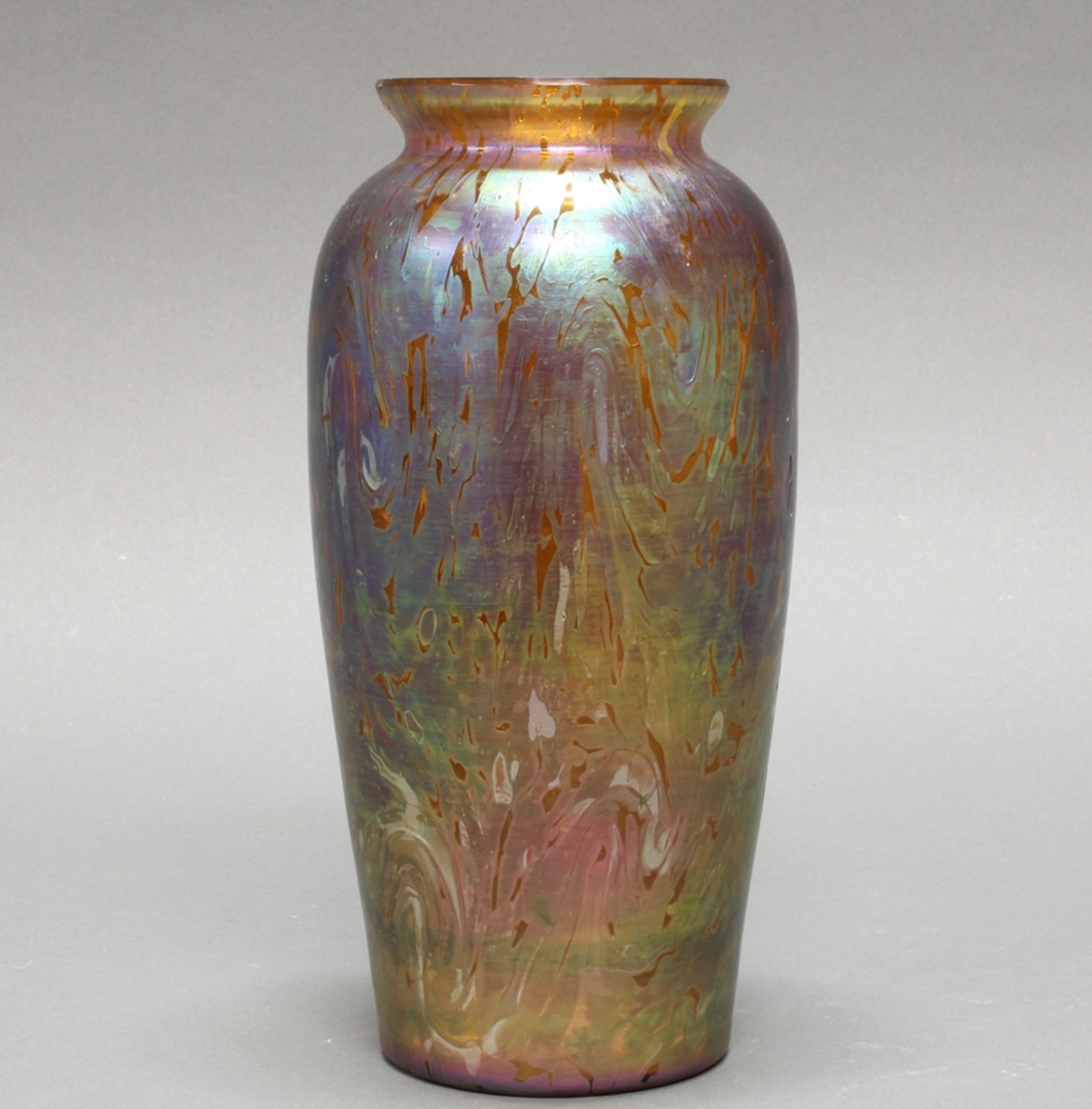 Vase, wohl Myra-Glas, 1930er Jahre, grünlich lüstrierend, 22.7 cm hoch, beschliffener Rand mit Chip