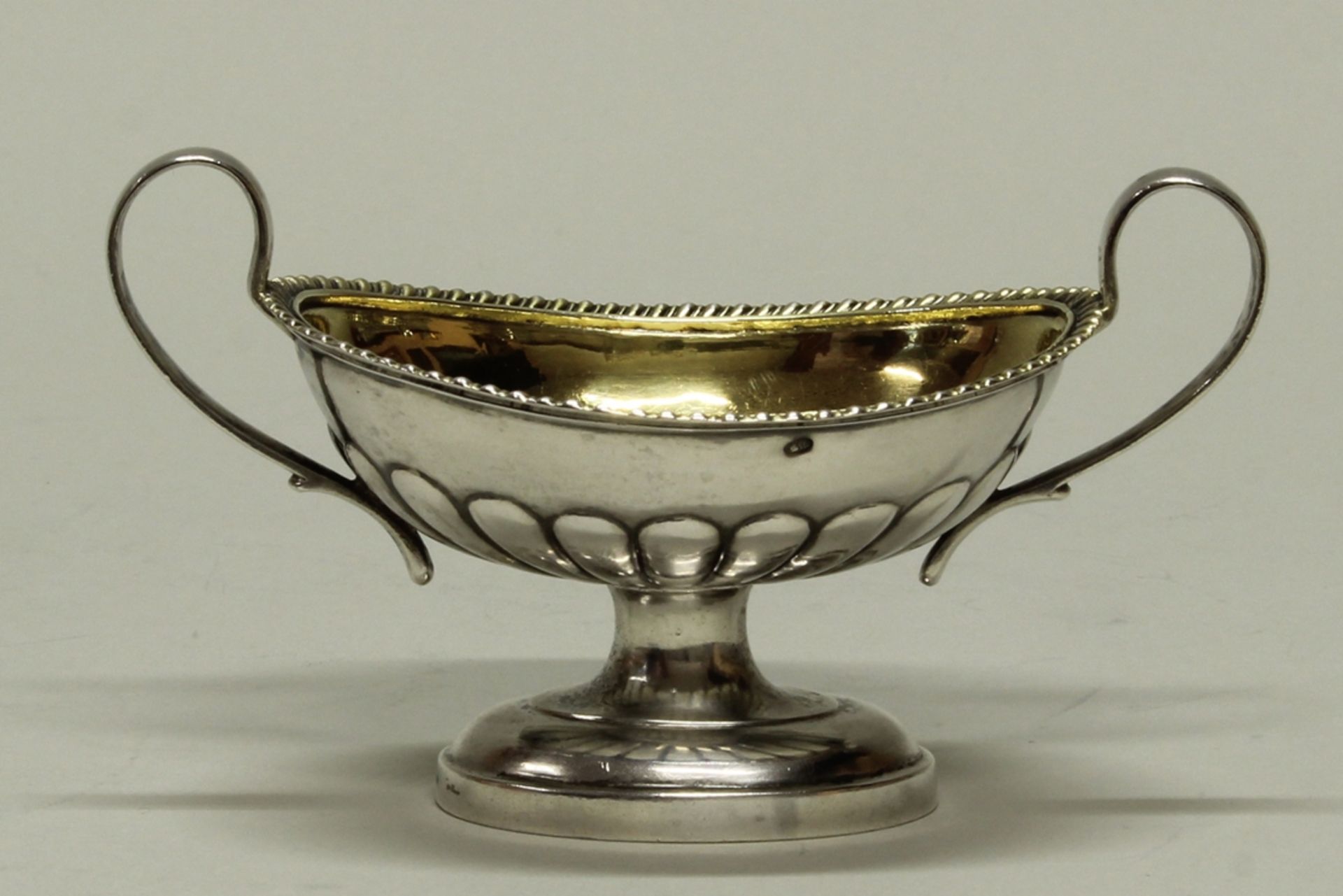Salière, Silber 84er, Russland, 19. Jh., innen vergoldet, oval, godroniert, zwei Handhaben, 7 x 12.