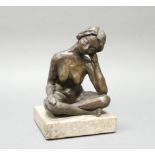 Bronze, dunkelbraun patiniert, "Sitzende", 20. Jh., auf Sockel, 17 cm bzw. 20 cm hoch, verso Metall