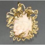 Brosche/Anhänger, GG 585, Engelhautkoralle mit reliefierter Darstellung einer Rose, Goldfassung mit