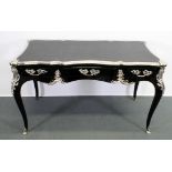 Bureau plat, Louis XV-Stil, neuzeitlich, Schwarzlack, silberfarbene Bronzeappliken, eingelassene Ku